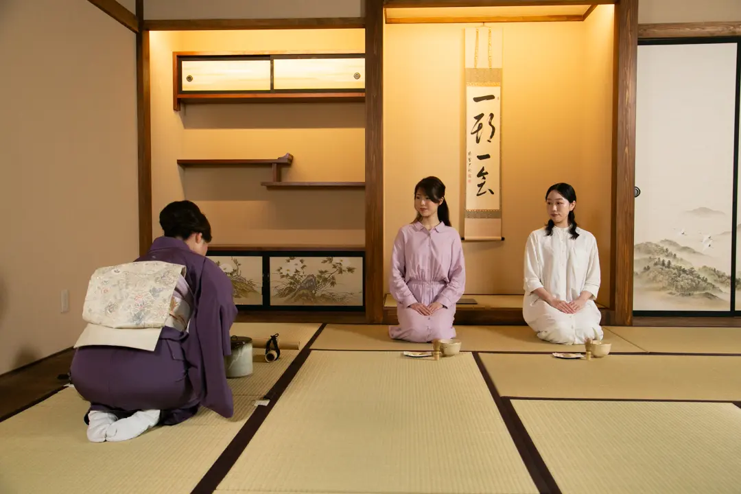 Casual-clothes tea ceremony in Shinjuku